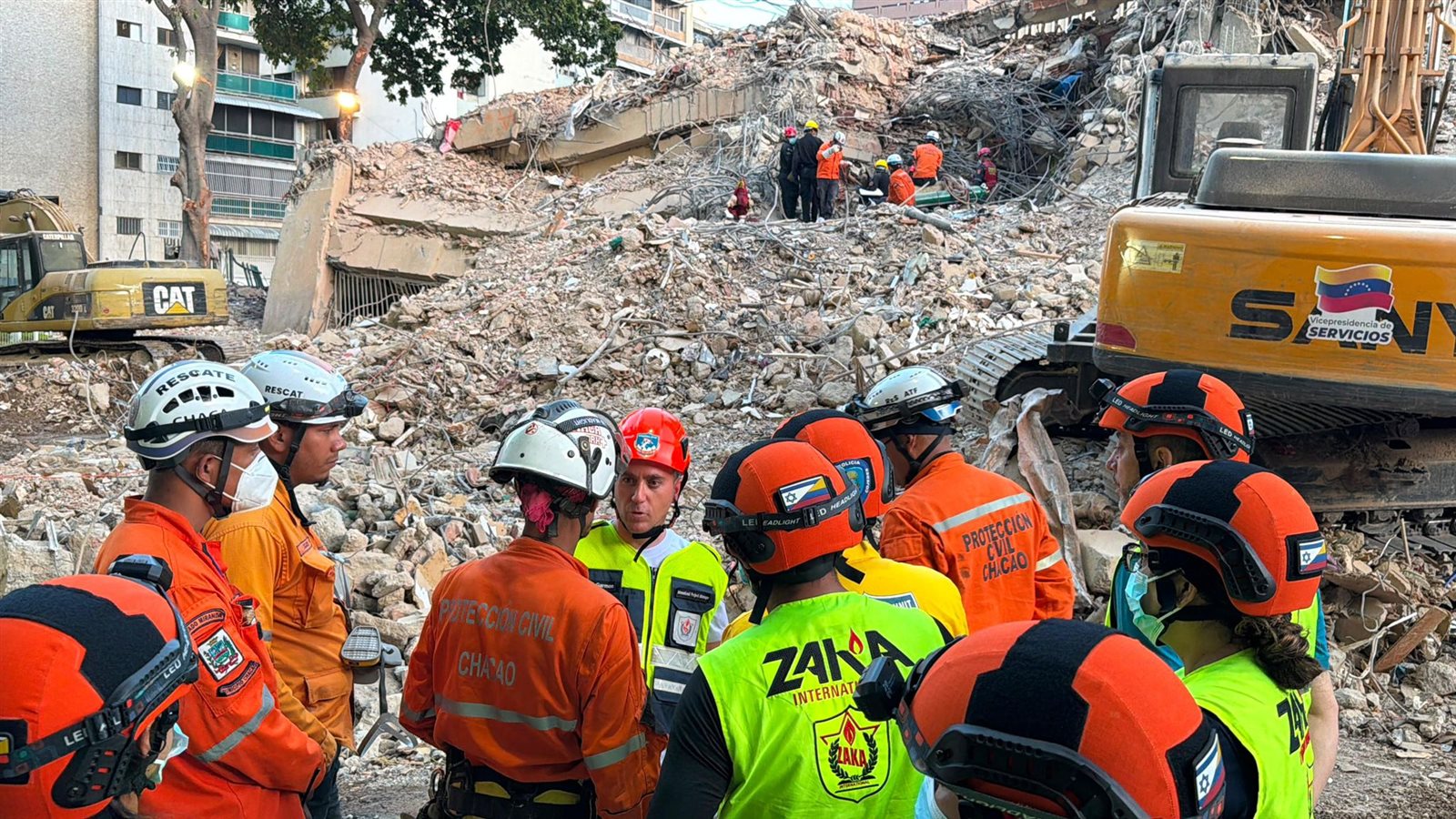 ZAKA Tel Aviv team coordinating with Venezuelan rescue workers